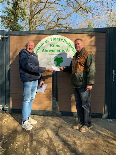 Claus-Peter Krah nimmt die Spende aus Oedingen, vertr. durch den Ortsvorsteher Olaf Wulf, strahlend entgegen.  Foto: Melina Kleinz
