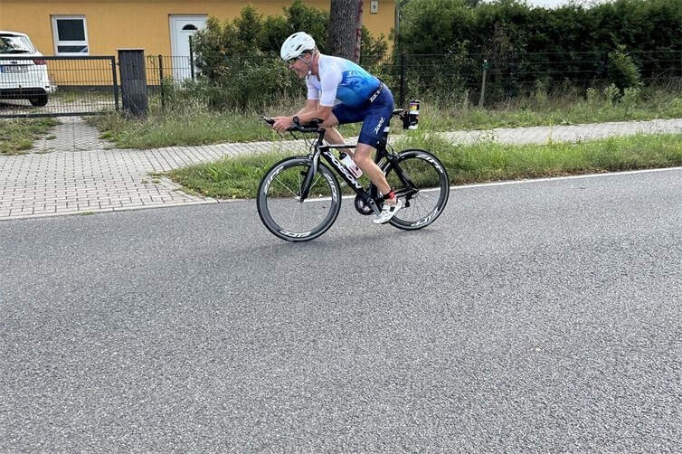 Claus-Peter Vogel auf der Radstrecke am Wukensee-Triathlon.
