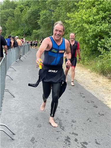 Claus-Peter Vogel nach dem Schwimmen auf dem Weg zum Rad. Foto: privat