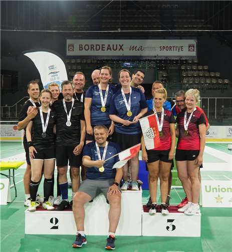 Claus Schulte (oben links hinten) und Fernando Poyatos (oben rechts hinten) feiern ihren Erfolg bei den European Company Sport Games in Bordeaux. Foto: Privat