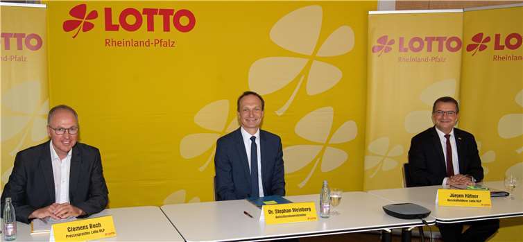 Clemens Buch (Pressesprecher Lotto RLP), Dr. Stephan Weinberg (Aufsichtsratsvorsitzender) und Jürgen Häfner (Geschäftsführer Lotto RLP) informierten über die erfolgreiche Jahresbilanz 2019.Foto: Lotto RLPb