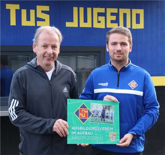 Clemens Decker, Sportlicher Leiter des Fußballverbandes Rheinland (li.), mit Oliver Feils, Vorstand Jugend bei TuS Koblenz. Quelle: FVR