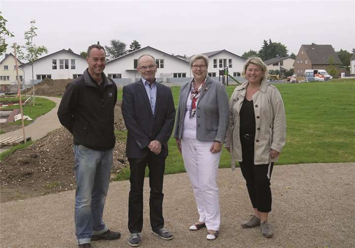 Clemens Esser (Planungsbüro Atelier Esser), Ortsvorsteher Hans-Arthur Müller, Beigeordnete Petra Kalkbrenner und Anja Esser (Planungsbüro Atelier Esser).privat