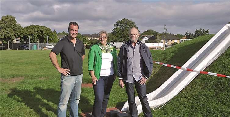 Clemens Esser (Planungsbüro Atelier Esser), Petra Kalkbrenner und Hans-Arthur Müller (v.l.) auf der fast fertigen Erholungsfläche in Miel.