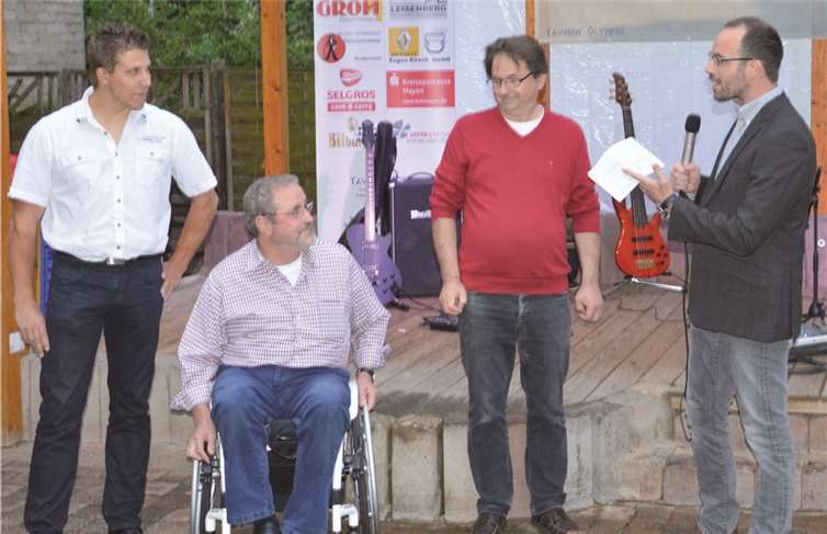Clemens Hoch (1.v.r.) überreicht Spendenschecks an Marco Wienerl vom THW (1.v.l.) und Jürgen Leis von der Selbsthilfe MS (2.v.l.) im Beisein von Kostas Thomopoulos (3.v.l.). privat