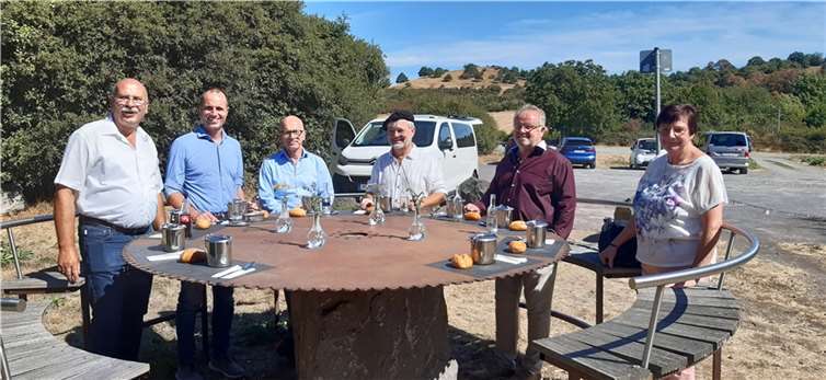 Clemens Hoch (2. v. l.) und seine Begleiter stärkten sich am Bellerberg mit traditioneller Eifler Kartoffelsuppe stilecht aus dem Henkelmännchen.