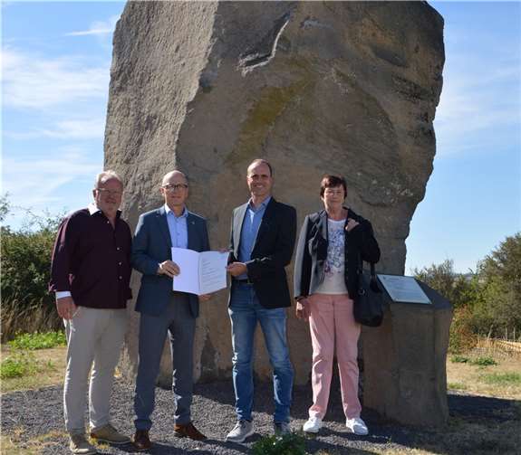 231.300 Euro für die „Stadtdörfer“ Alzheim und Hausen Clemens Hoch (2.v.r.) (Minister im Ministerium für Wissenschaft und Gesundheit) überreicht die Landeszuwendung an Dirk Meid (2.v.l.) (Oberbürgermeister der Stadt Mayen). Foto: MWG