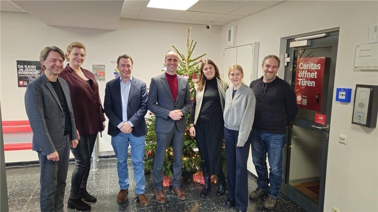 Clemens Hoch (4. v. l.) bedankte sich für den guten Austausch bei den Mitarbeitenden von PSZ und IPG sowie bei Fachdienstleiter Markus Göpfert (l.) und Geschäftsführer Christian von Wichelhaus (3. v. l.). Foto: Lena Schmickler