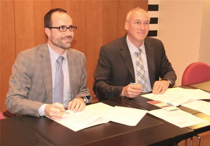 Clemens Hoch, Chef der Staatskanzlei, und Bürgermeister Fred Pretz unterzeichnen die Vereinbarung.