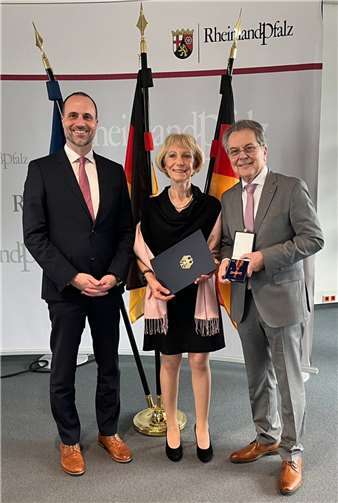 Clemens Hoch, Minister für Wissenschaft und Gesundheit, überreichteDr. Dieter Knapp und Helga Knapp im Rahmen einer Feierstunde das Bundesverdienstkreuz am Bande des Verdienstordens der Bundesrepublik Deutschland. Copyright: MWG