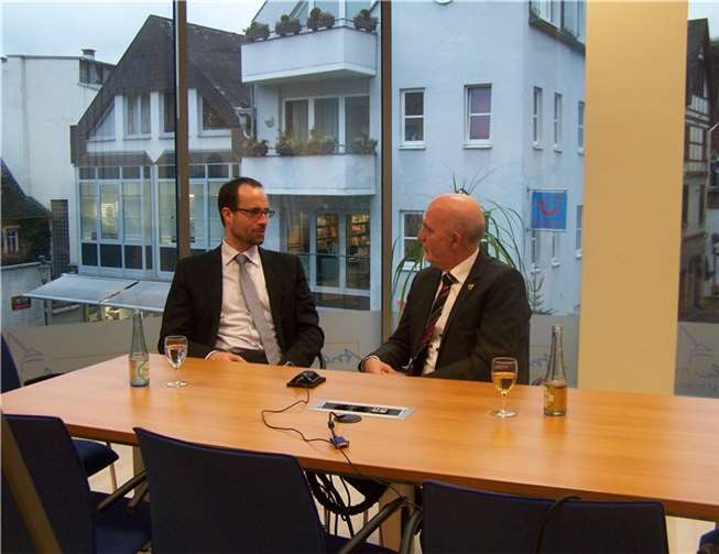 Clemens Hoch, der Leiter der Staatskanzlei, im Gespräch mit Alfred Adams. privat