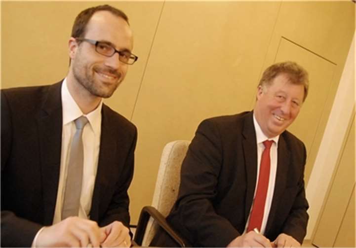 Clemens Hoch (l.), Chef der Mainzer Staatskanzlei, und VG-Bürgermeister Horst Rasbach signierten die Kooperation zur Einführung der Ehrenamtskarte in der Verbandsgemeinde Dierdorf.
