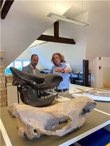 Clemens Hoch (l.) ließ sich die Ausstellung zeigen.  Foto: Ministerium für Wissenschaftund Gesundheit