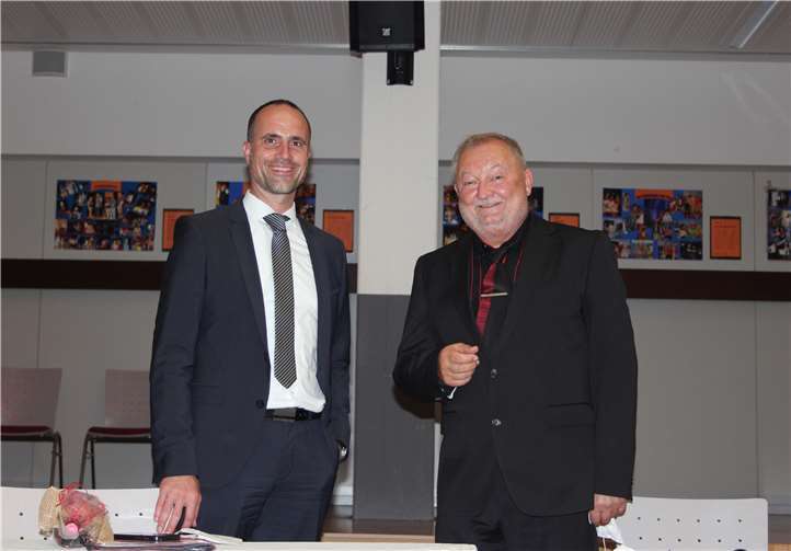 Clemens Hoch zu Gast bei Ausbildungsplatzgarantie-Feier Clemens Hoch (links) im Gespräch mit Schulleiter Martin Leupold.
