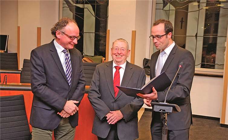 Clemens Hoch (r.) überreichte Horst Zerwas die Medaille im Namen der Ministerpräsidentin. Auch Oberbürgermeister Achim Hütten. (l.) sprach Zerwas dank für 61 Jahre ehrenamtliches Engagement aus.