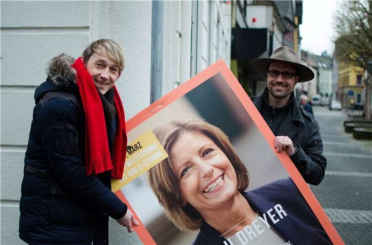 Clemens Hoch (rechts) und Marc Ruland beim gemeinsamen Plakatieren für den Wahlkampfendspurt.privat