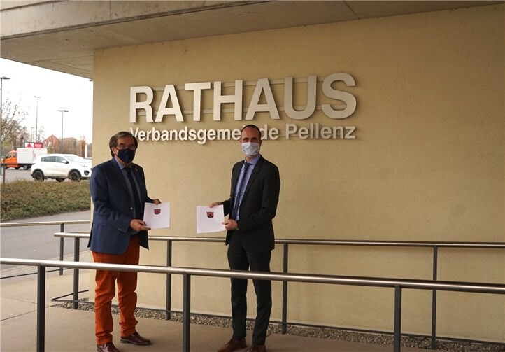 Clemens Hoch überreichte die Förderbescheide an Klaus Bell.Foto: privat