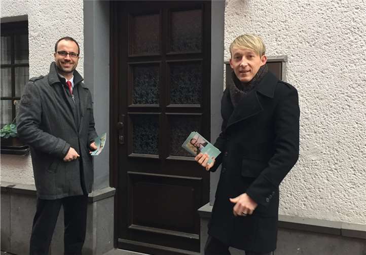 Clemens Hoch und Marc Ruland suchen derzeit bei Hausbesuchen das Gespräch mit Bürgern des Landkreises Mayen-Koblenz.