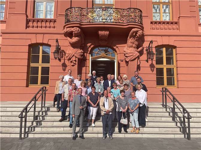 Clemens Hoch (vorne links) begrüßt die Andernacher. Foto: privat