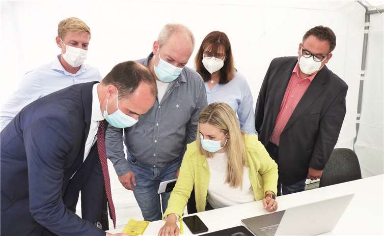 Clemens Hoch während seines Besuches in der St. Anna Apotheke.Foto: privat