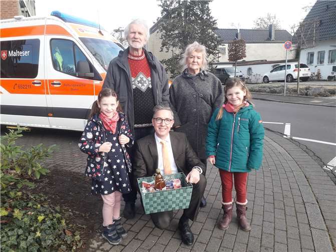 Clemens Pollmann (St. Josef Seniorenhaus) mit Präsentkorb.