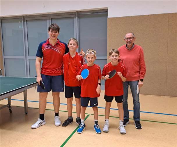 Clemens Robrecht, Kilian Wirtgen, Linus Funk, Jasper Horn und Trainer Günter Verlage gewinnen mit 9:1.Fotos: privat