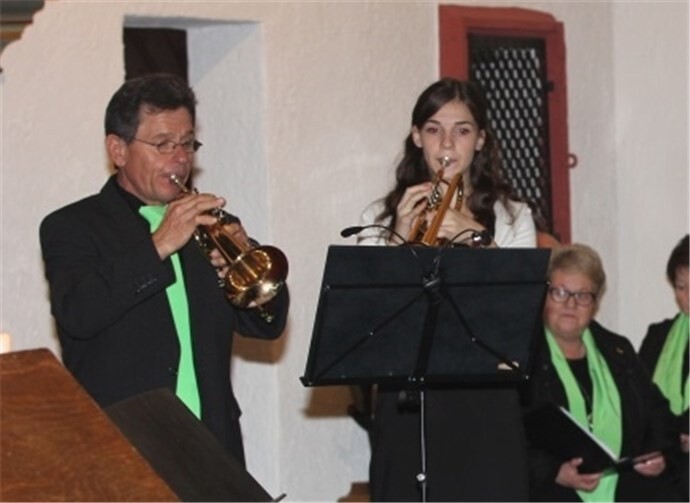 Clemens und Helena Winkler (links) unterstützten das Konzert mit ihren Trompeten.