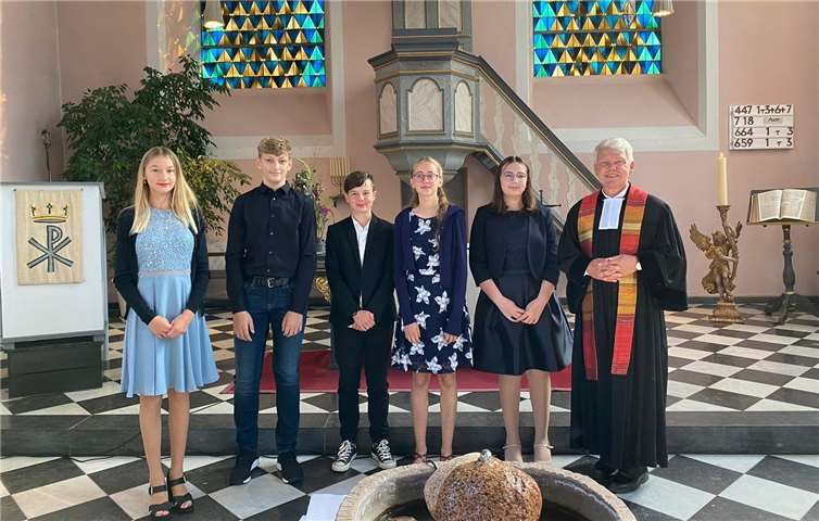 Cleo Matheis, Raphael Krebs, Elin Escher, Emma Seredszus, Laurentien Assenmacher mit Pfarrer Schankweiler. Foto: privat