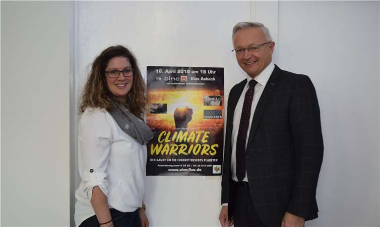 „Climate Warriors“ lautet der Titel eines Films des preisgekrönten Regisseurs Carl-A. Fechner. Der Film wird am 16. April 2019, 18 Uhr im Cine 5 in Asbach in Kooperation mit der Kreisverwaltung Neuwied gezeigt. Landrat Achim Hallerbach und Gabi Schäfer von der Umweltabteilung werben für den Film. Und Landrat Hallerbach betont, dass der Film zum Überdenken des eigenen Verhaltens anregen und zu einem bewussteren Umgang mit der Energie und unserer Erde führen soll. Dies sei insbesondere für nachfolgende Generationen von erheblicher Bedeutung. Deshalb hat die Kreisverwaltung gezielt Schulen angeschrieben und wirbt dort für den Besuch der Veranstaltung für Schülerinnen und Schüler ab der 7. Klasse. Aber auch für jeden anderen sind Film und anschließende Diskussion öffentlich zugänglich.