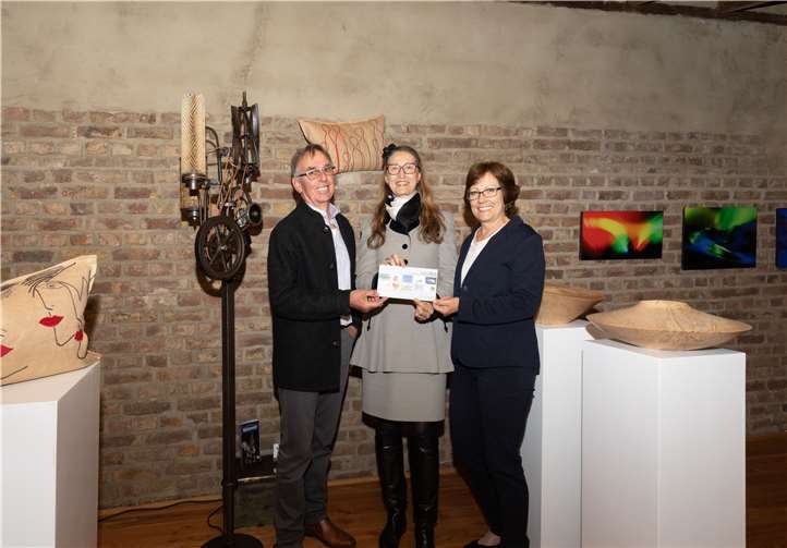 Clothilde Lafont-König (Mitte), Bärbel und Josef Kemp präsentieren die Hof-Art.Fotos: CEW