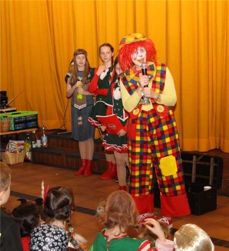 Clown Coco sorgte zwischen den Vorführungen auf der Bühne für Spiel und Spaß bei den kleinen Jecken.