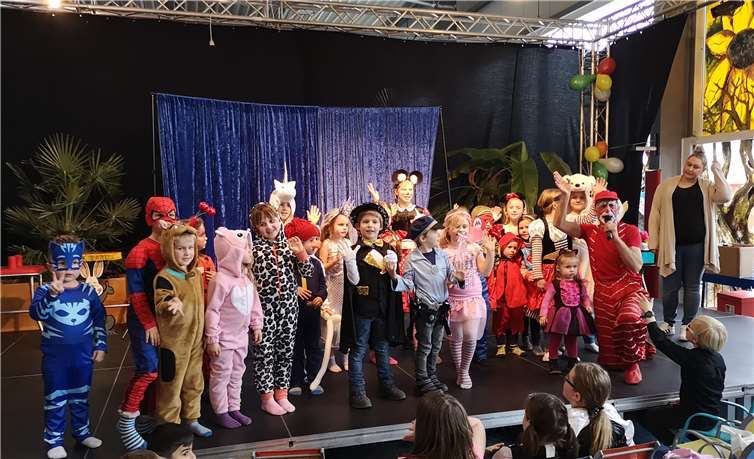 Clown Olli führt durch das Showprogramm. Mitmachaktionen, Tanz und Musik sorgen für Unterhaltung. Fotos: privat