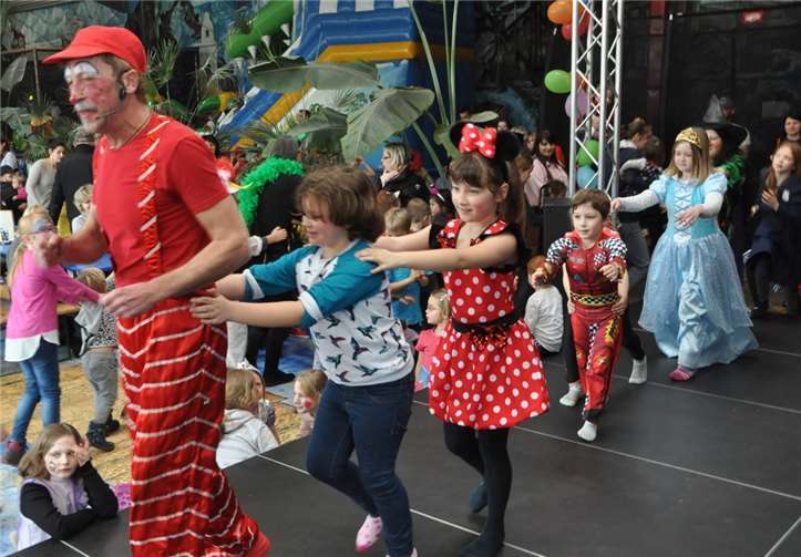 Clown Olli hatte zur obligatorischen Polonaise eingeladen.