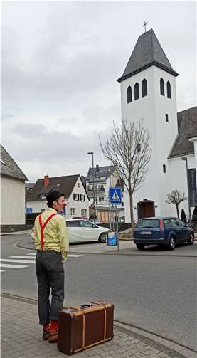 Clown Olli vor der evangelischen Kirche in Mayen.  Fotos: privat
