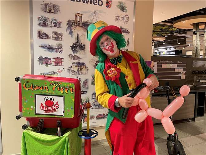 Clown „Pippy“ zauberte den jüngeren Besucherinnen und Besucher ein Lächel auf das Gesicht.  Foto: ROB