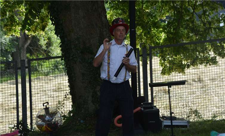 Clown und Zauberer Zinnobro brachte alle zum Lachen und manchmal auch zum Staunen!