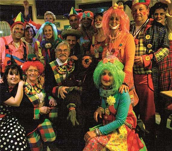 Clowntraumprinzessin Andrea I. (3.v.r. in Orange) übernahm zusammen mit ihrem Prinzen Joe das Kommando über die Pecher Jecken, darunter auch der Eazebär mit seinem Dompteur Peter Zachow. JOST