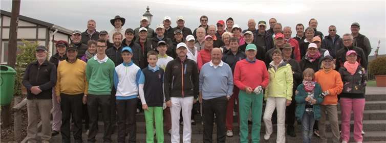 Club-Präsident Manfred Ostermann (Bildmitte) mit den Teilnehmern des Präsidenten-Cups 2014. privat