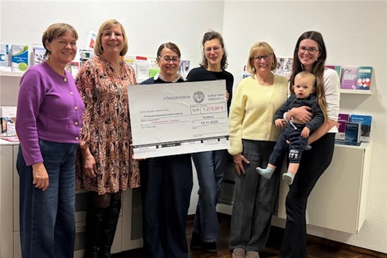 Club-Präsidentin Verena Wiedenhues (3.v.li.) übergab mit weiteren Vertreterinnen des SI Clubs Koblenz die stolze Spendensummer an Jaqueline Bröhl (3. von rechts) vom Frauennotruf Koblenz. Foto: Joana Huth