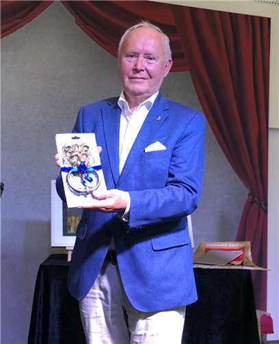 Clubbegründer Gerhard Bigalke mit Löwenkopf-Türklopfer aus Messing.