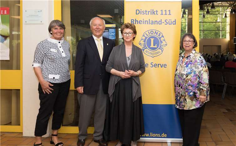 Clubmaster Christiane Schubert, Präsident Gerhard Bigalke, Bürgermeisterin Renate Offergeld und Gudrun Mieth-Leichsenring engagieren sich für die Ferienfreizeit in Wachtberg.