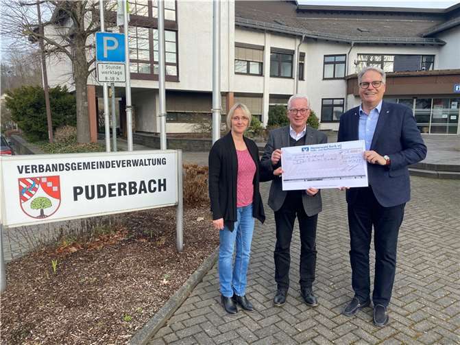 Clubpräsident Thomas Hampf (re.) überreicht den Scheck an den Bürgermeister der VG Puderbach Volker Mendel (Mitte) sowie an Silvia Müller, VG Puderbach (li.).  Foto: privat