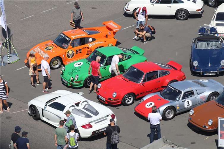 Clubs nutzen immer wieder die Gelegenheit, sich beim OldtimerGP zu präsentieren. Hier der Porsche Club Nürburgring. Foto: Klaus Ridder