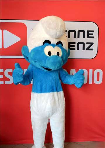 Clumsy, der kleine blaue Schlumpf, war zu Gast in der Deichstadt.  Foto: Franz-Josef Dehenn