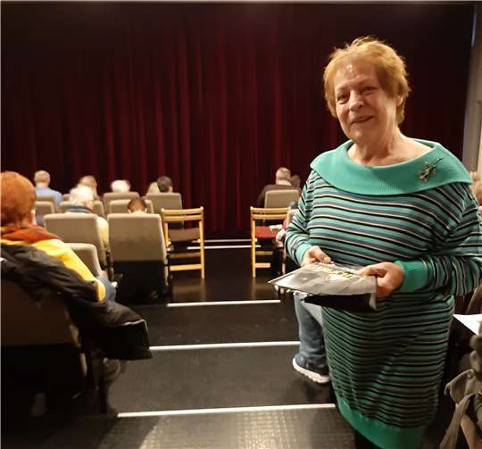 Co-Regisseurin Hannelore Mies nahm im ausverkauften Amateurtheater die Eintrittskarten entgegen.Foto: NC