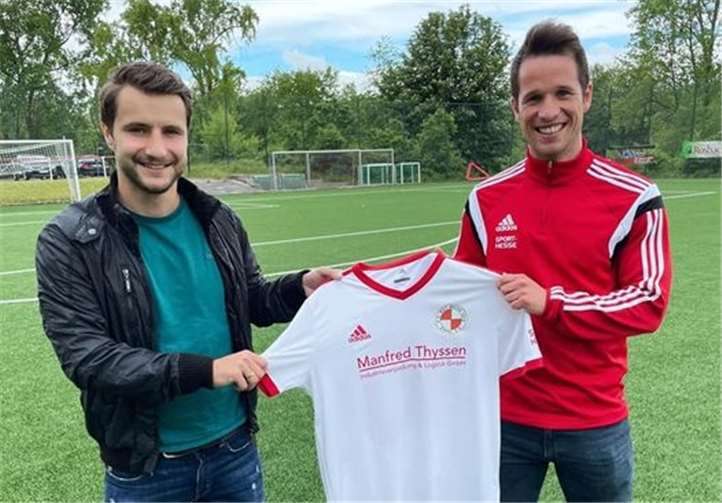 Co-Trainer Michael Siebert begrüßt Neuzugang Pawel Klos beim FV Erpel.Foto: privat