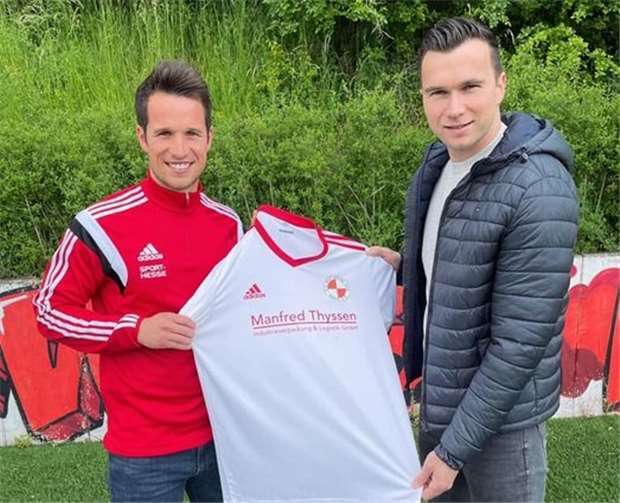 Co-Trainer Michael Siebert begrüßt Neuzugang Tobias Blumenthal beim FV Erpel.Foto: privat