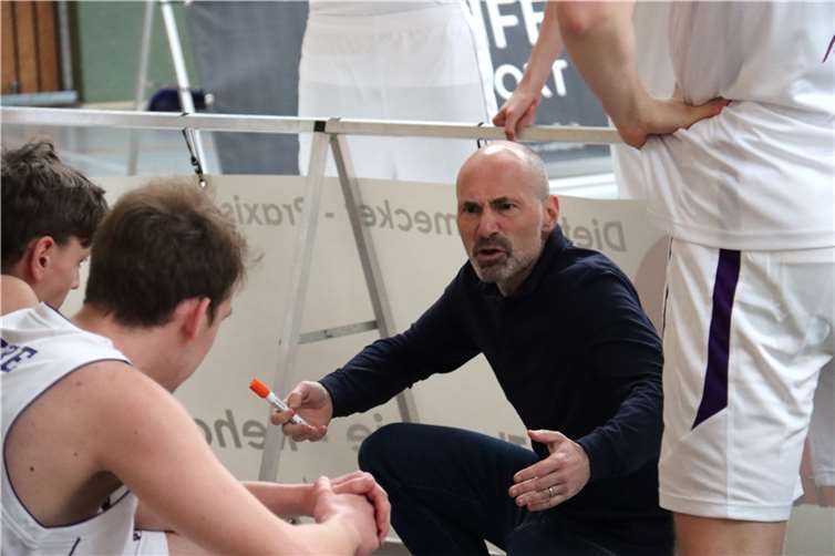 Coach Dominik Seger findet deutliche Worte in der Auszeit. Foto: privat