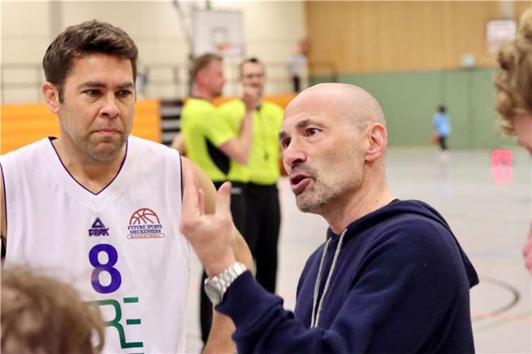 Coach Dominik Seger stellt seine Mannschaft in der Auszeit neu ein