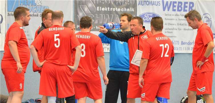 Coach Jarek Byczek gibt seiner Truppe nochmals einige Instruktionen . Foto: privat